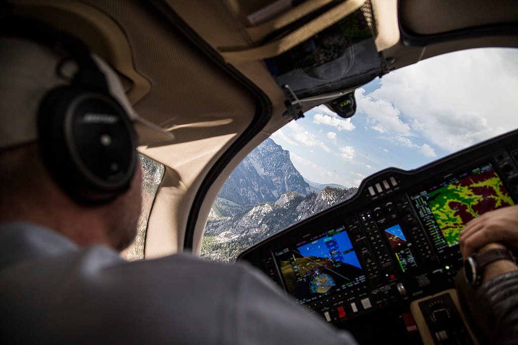 DA62 cockpit view over pilot's should during a turn