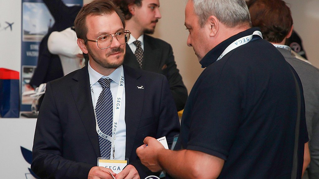 Two man talking to each other during a conference. 