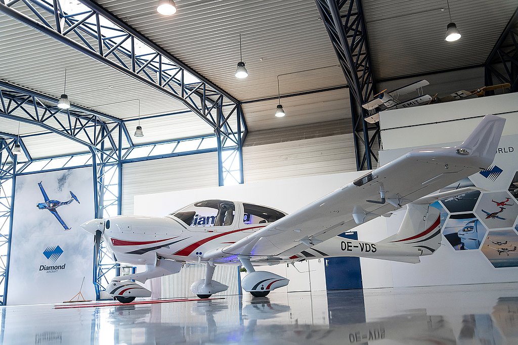 DA40 NG stading in a hangar. 