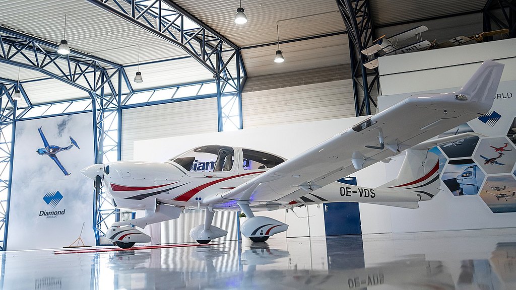 DA40 NG stading in a hangar. 