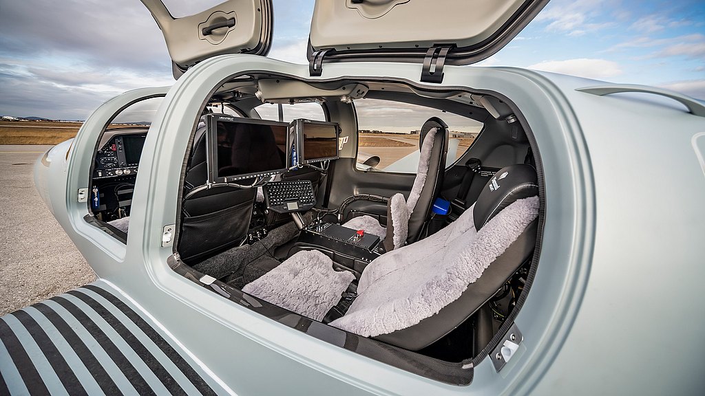 DA62 MPP with open rear door showing the operator station with two screens and keyboard.