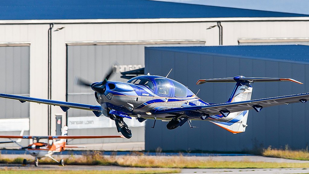 Blue DA50 RG taking off and and retracting landing gear.